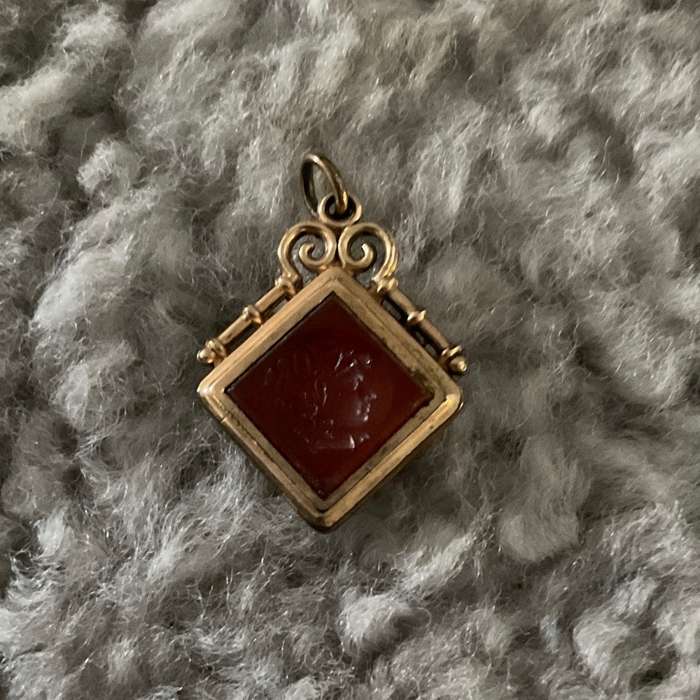 Antique Gold and Red Cameo pendant likely a carnelian stone set in 10k gold. 🌹
